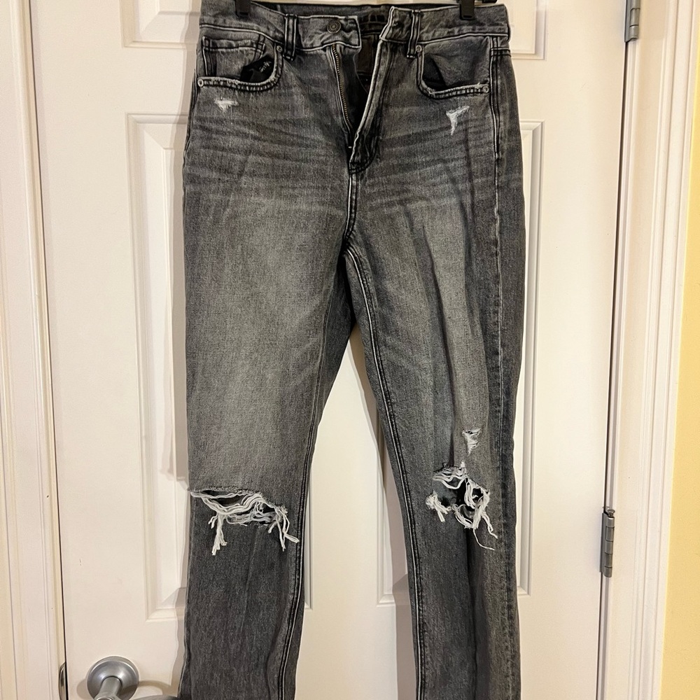BLACK SZ 6 MOM JEANS FROM AMERICAN EAGLE
